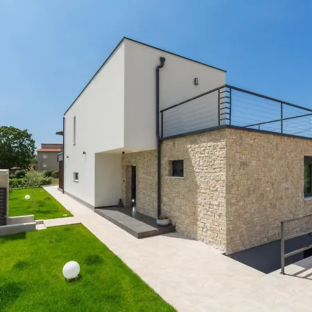 Emma-louisa Villa