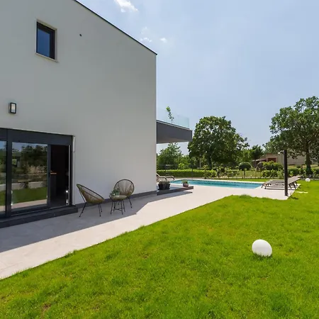Emma-louisa Villa *