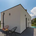 Emma-louisa Villa Zminj